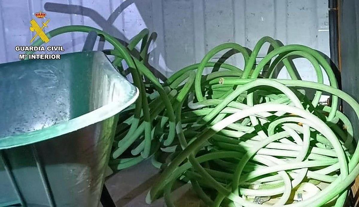 Detenido con cien metros de cable de cobre robado en una planta solar de Cáceres tras ser pillado en plena noche