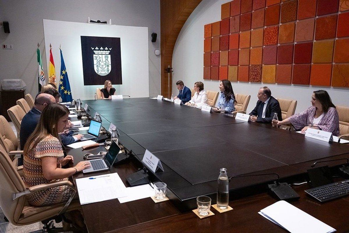 La Junta lleva su Consejo de Gobierno a las Hurdes para arropar a los vecinos devastados por el incendio