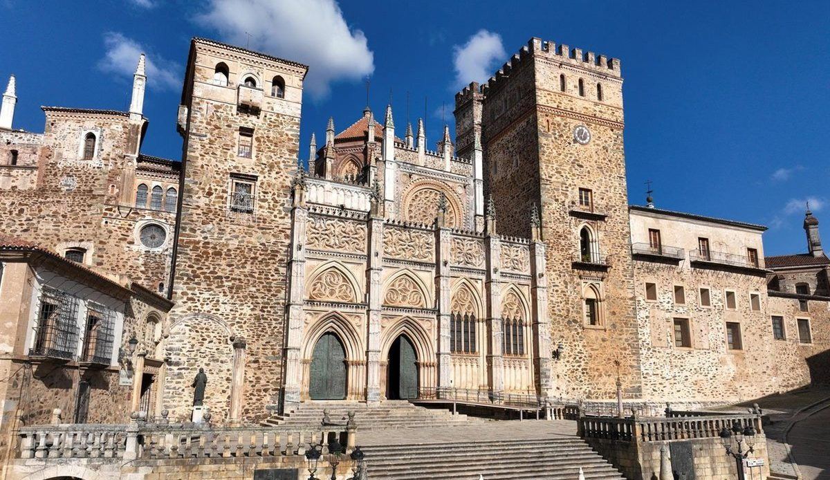La Virgen de Guadalupe como escudo contra la polarización: el obispo de Plasencia reivindica Extremadura como tierra de acogi