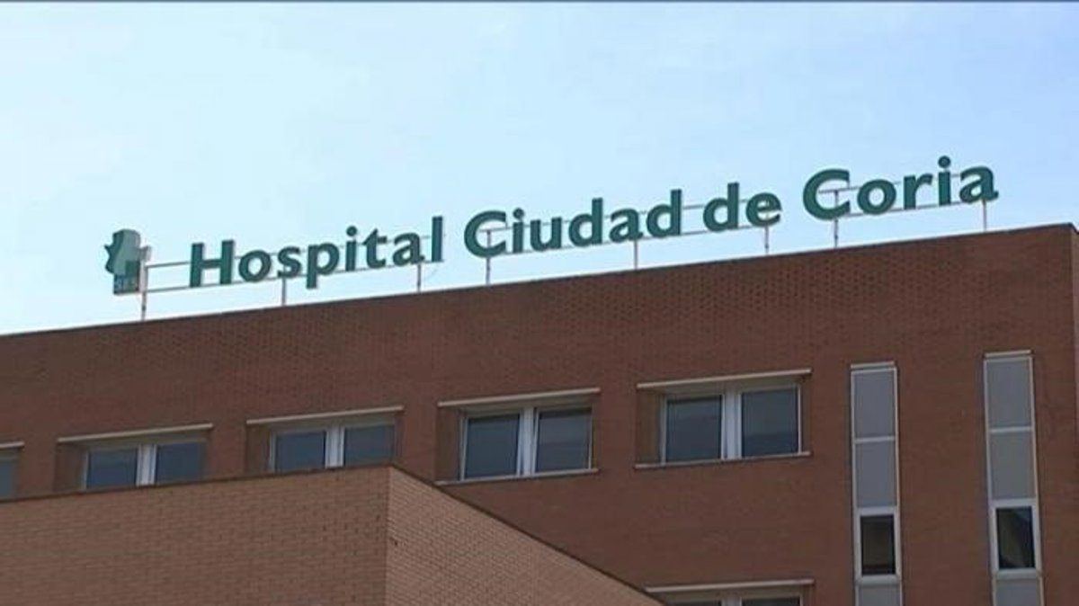 Un motorista de 56 años acaba en el hospital con heridas graves tras un choque con un coche en la EX-205 a la altura de Cadal