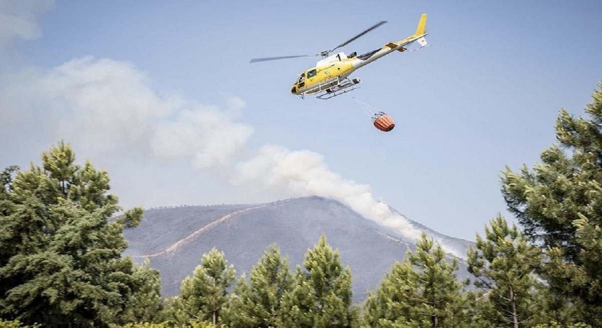 El incendio de Tornavacas remite bajo la vigilancia de casi un centenar de efectivos y una quincena de aeronaves