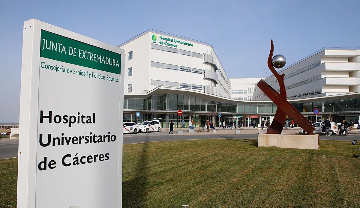 Los quirófanos del Hospital Universitario de Cáceres vuelven a operar tras la inundación que obligó a cancelar 40 intervencio