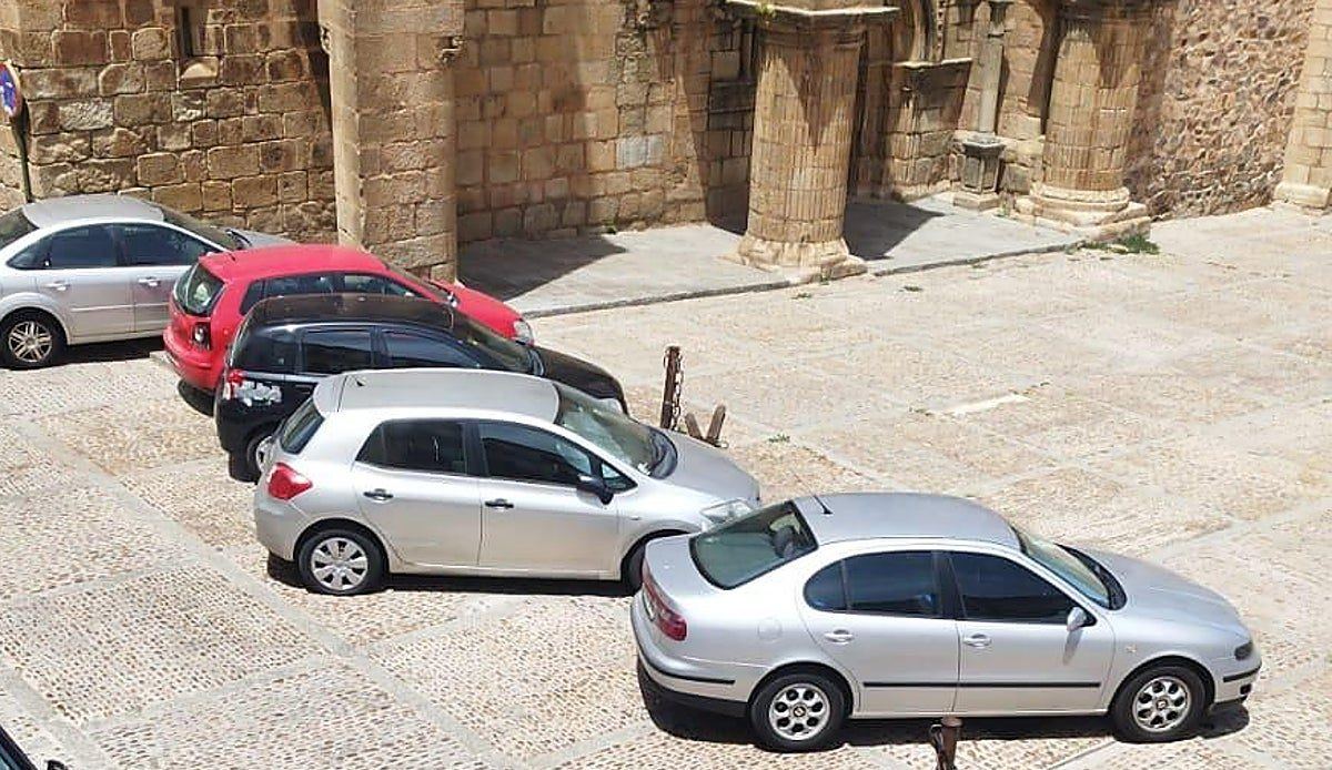 Los coches toman la plaza de Santiago de Cáceres tras desaparecer la cadena que protegía el entorno de la iglesia