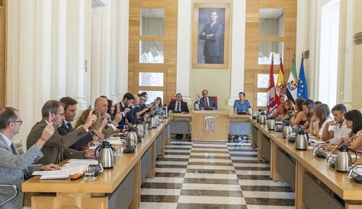 El Ayuntamiento de Cáceres aprueba bajar el IBI y el impuesto del coche: unos 30 euros menos al año por familia a partir de 2