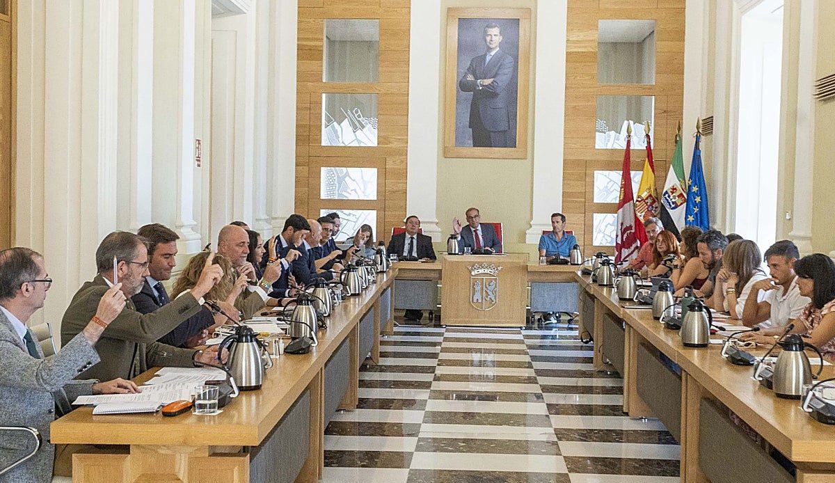 El Ayuntamiento de Cáceres aprueba bajar el IBI y el impuesto del coche: unos 30 euros menos al año por familia a partir de 2