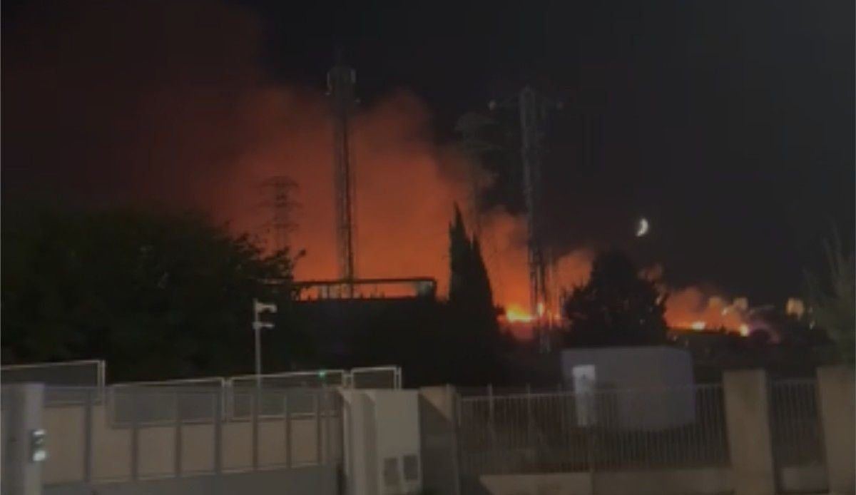 Un incendio nocturno siembra el pánico en el Cerro Buitrera de Cáceres antes de ser controlado