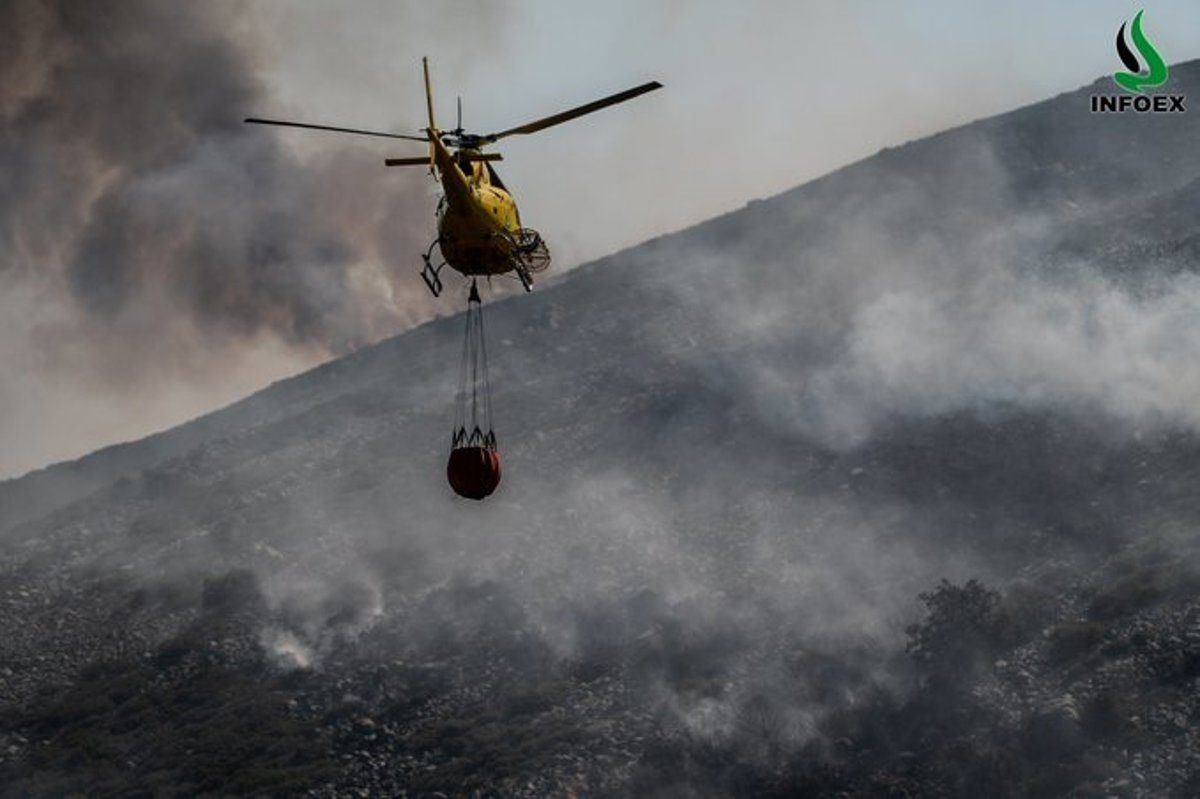 Más de ochenta bomberos y catorce medios aéreos luchan contra el incendio declarado en Tornavacas