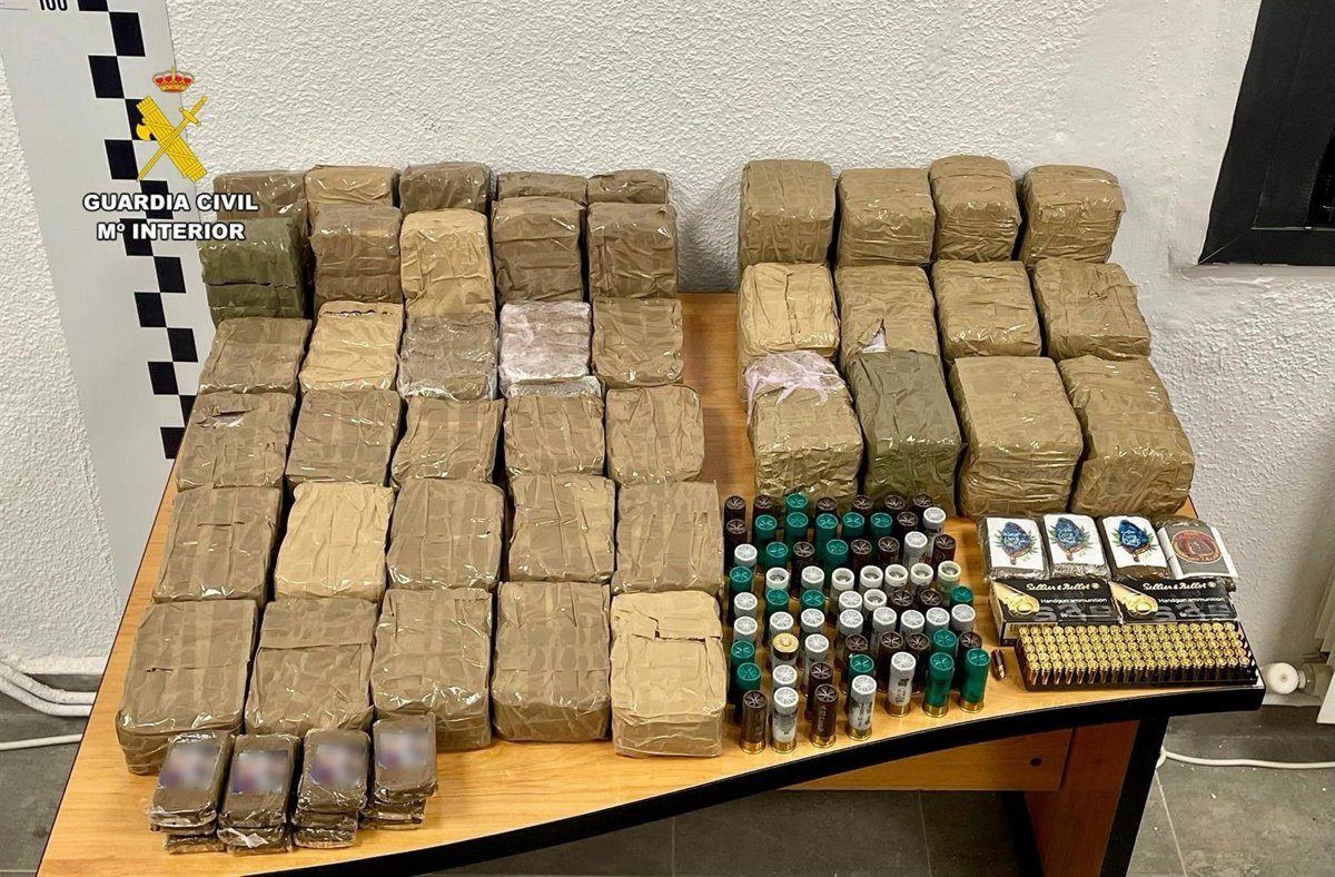 Una llamada por malos tratos descubre 27 kilos de hachís y munición ocultos en un armario en Navalmoral de la Mata
