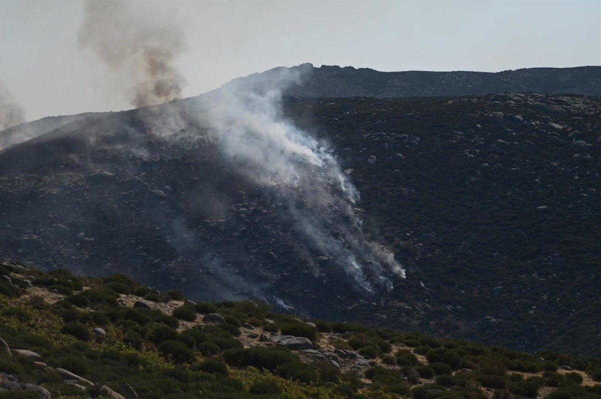 Más de un centenar de efectivos y casi veinte medios aéreos combaten las llamas del incendio de Tornavacas