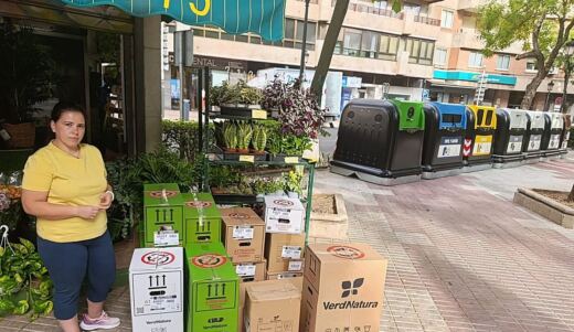 Siete contenedores en el corazón del parque de Cánovas provocan la indignación de vecinos y comerciantes de Cáceres