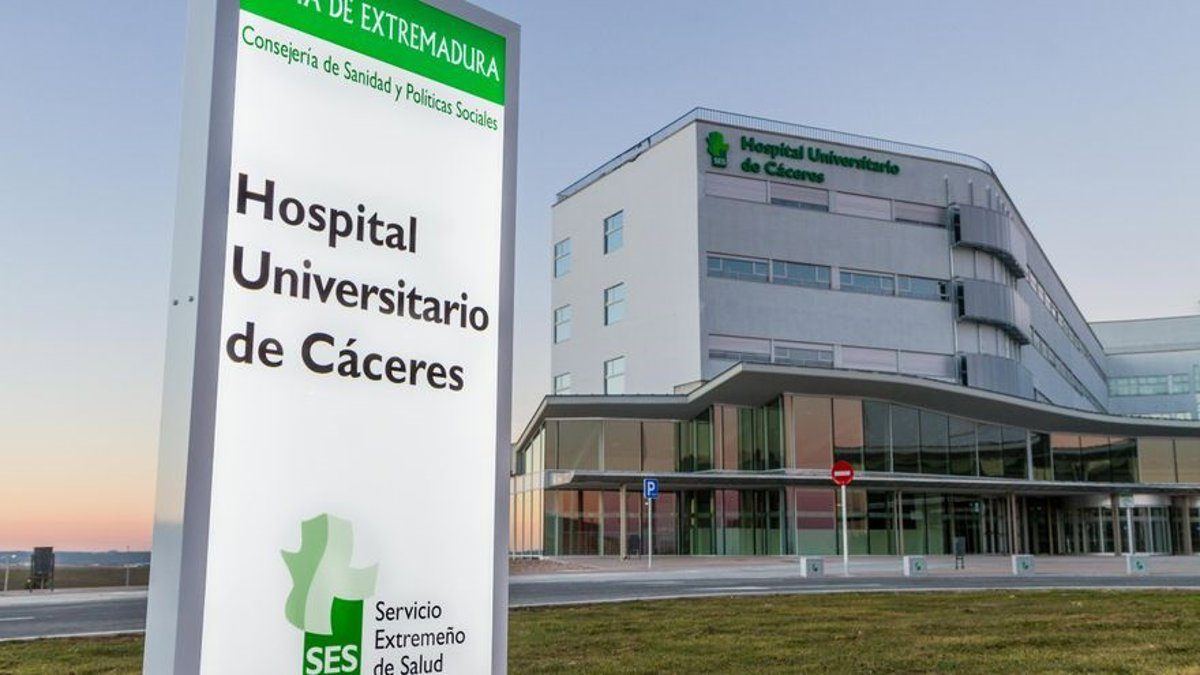 Un vuelco en la carretera EX-390 deja a cinco jóvenes heridos, uno de ellos grave, en Torrejón el Rubio