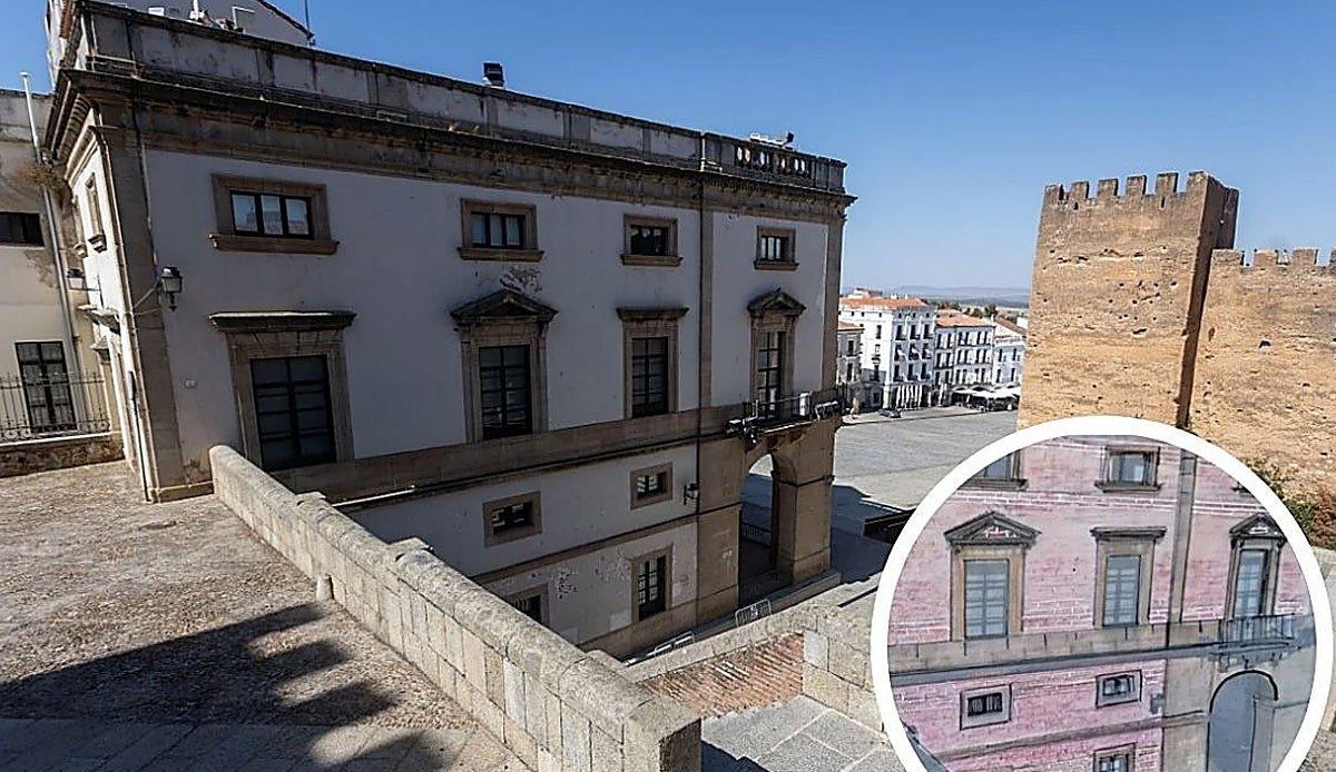 La fachada del Ayuntamiento de Cáceres volverá a mostrar sus ladrillos pintados del siglo XIX con una restauración de 86.000