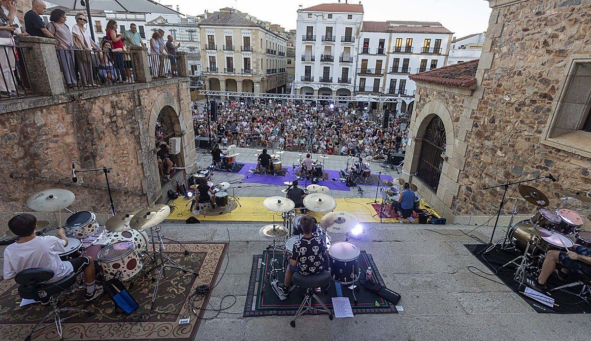 Cuarenta años de Patrimonio se celebran en las calles de Cáceres con una noche que no decepciona
