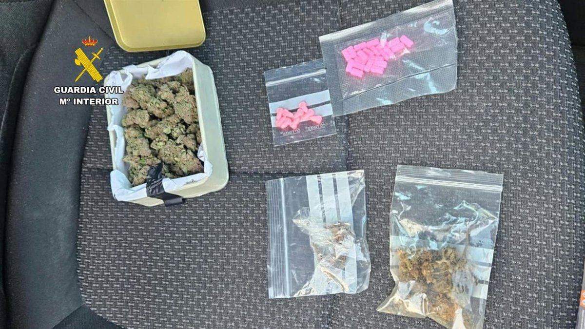 La Guardia Civil detiene a un vecino de Badajoz con 31 pastillas de éxtasis y marihuana en un coche parado en Torremocha