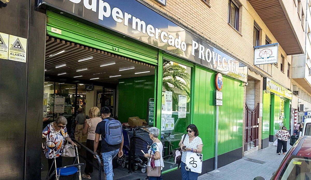 Carrefour absorbe los tres supermercados Provecaex del centro de Cáceres y garantiza el empleo de sus 44 trabajadores