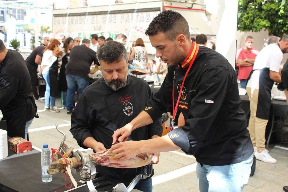 Valverde de Leganés se viste de fiesta con jamón, música y una noche mágica para celebrar el Día de Extremadura