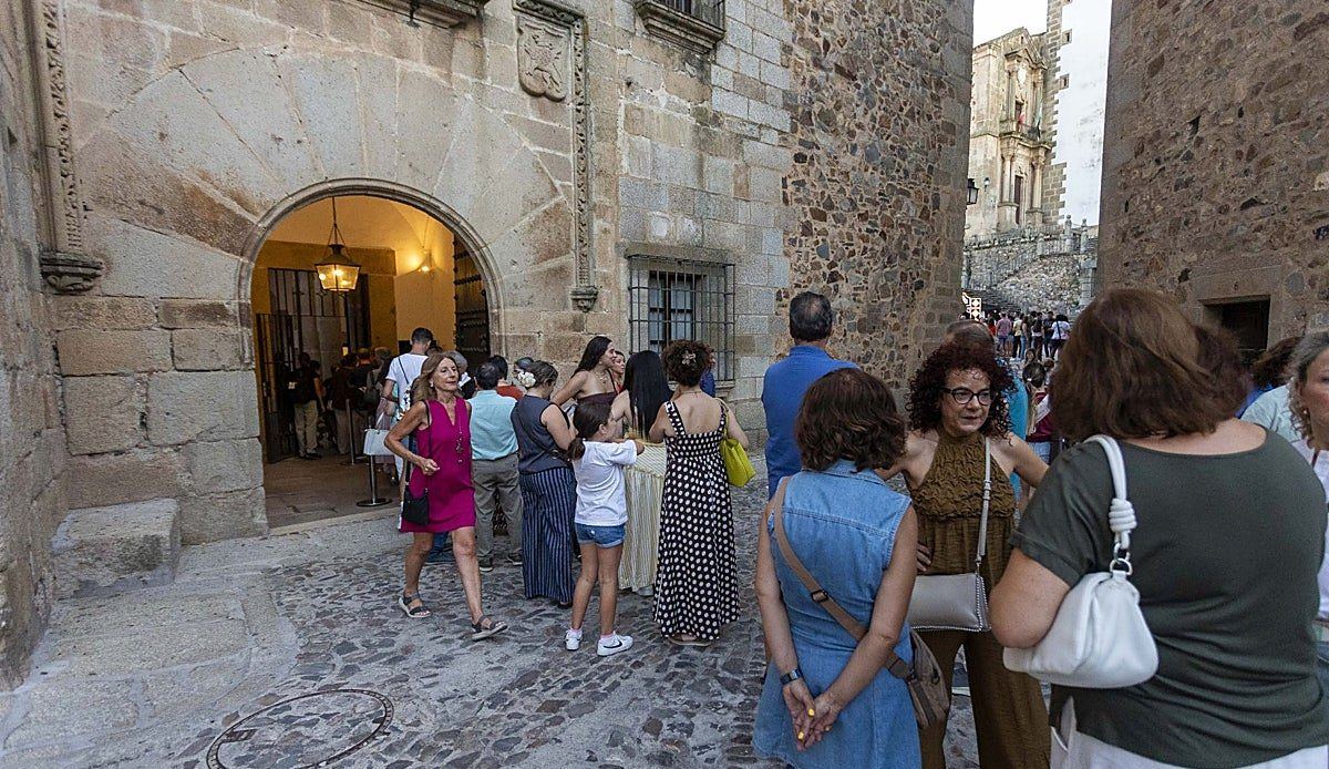 Cáceres se desborda: más de 50.000 personas llenan la ciudad en una noche de cultura y patrimonio abierto