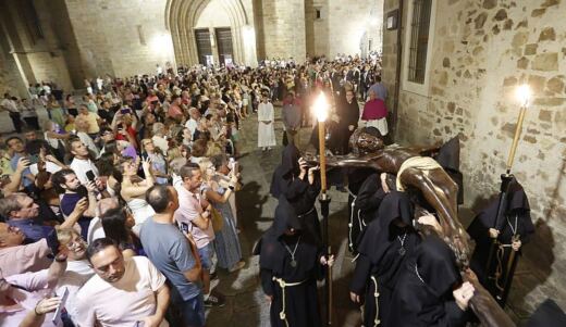 El Cristo Negro ilumina la noche cacereña fuera de temporada con una procesión histórica por su 40 aniversario