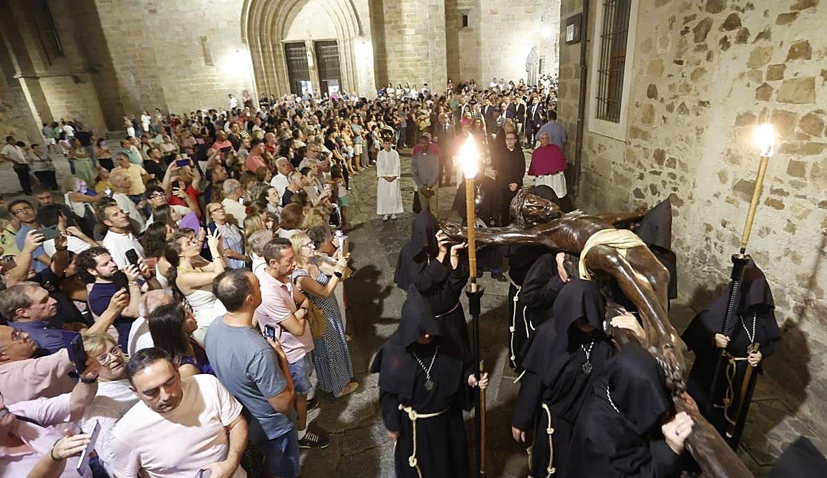 El Cristo Negro ilumina la noche cacereña fuera de temporada con una procesión histórica por su 40 aniversario