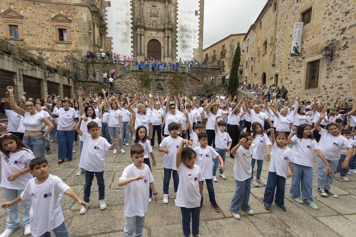 Extremadura se ilumina de rosa y azul este viernes en apoyo a Cáceres como Capital Europea de la Cultura