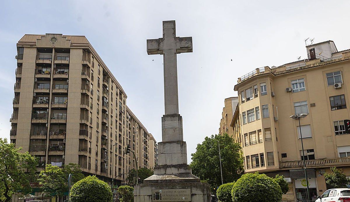 La Cruz de los Caídos de Cáceres desafía al Gobierno: sigue en pie y sin multas tres semanas después del plazo