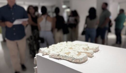 La artista extremeña Paula Valdeón inaugura la temporada en la Sala El Brocense con una mirada al hogar y la desigualdad