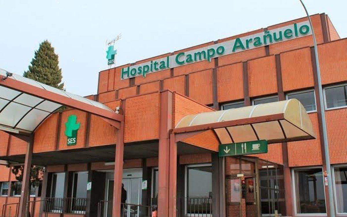 Un joven de 23 años acaba en el hospital tras volcar con su coche en una calle de Navalmoral de la Mata