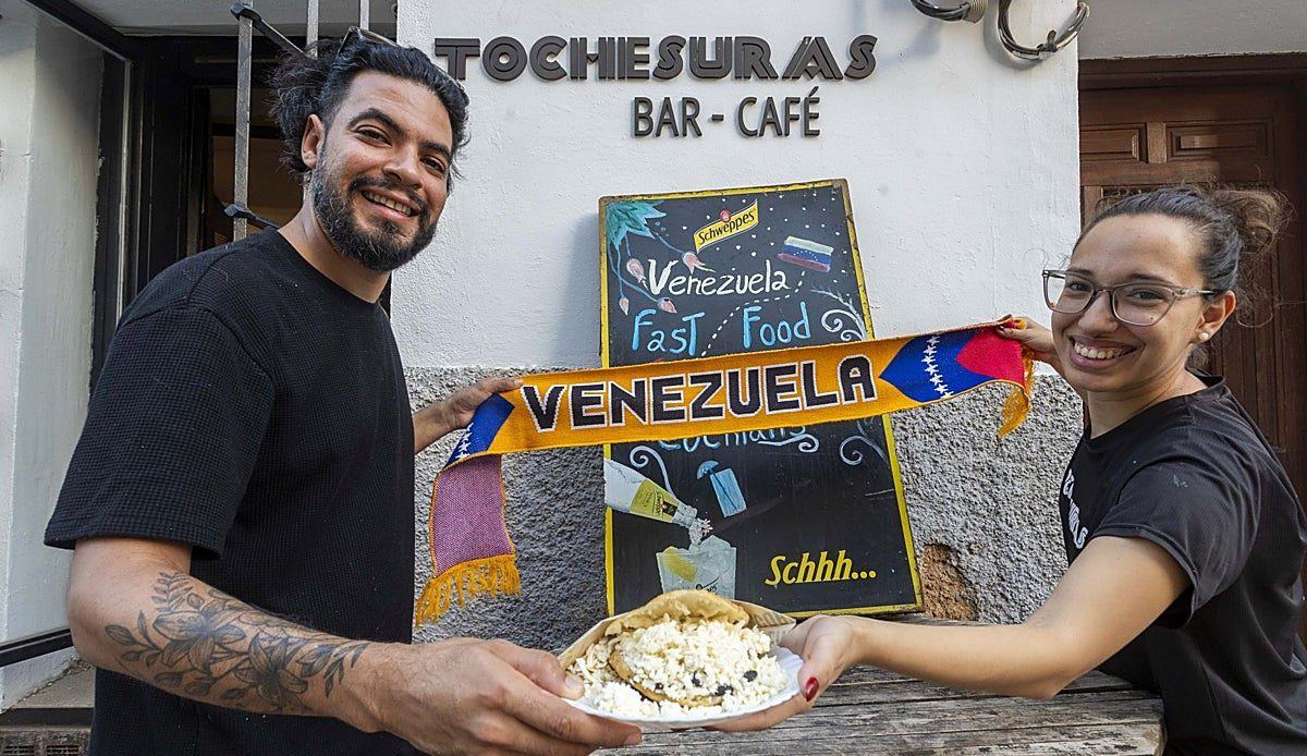 La plaza de Santiago se llena de sabor venezolano con la tercera edición del TocheArepaFest