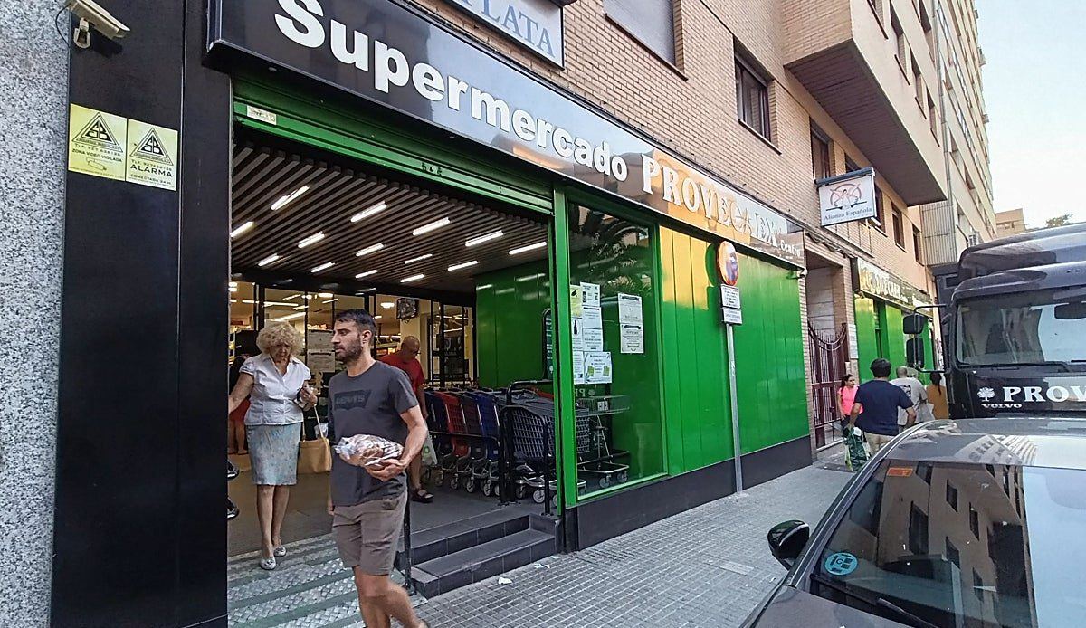 Carrefour se hace con los tres supermercados de Provecaex en el centro de Cáceres a partir del miércoles