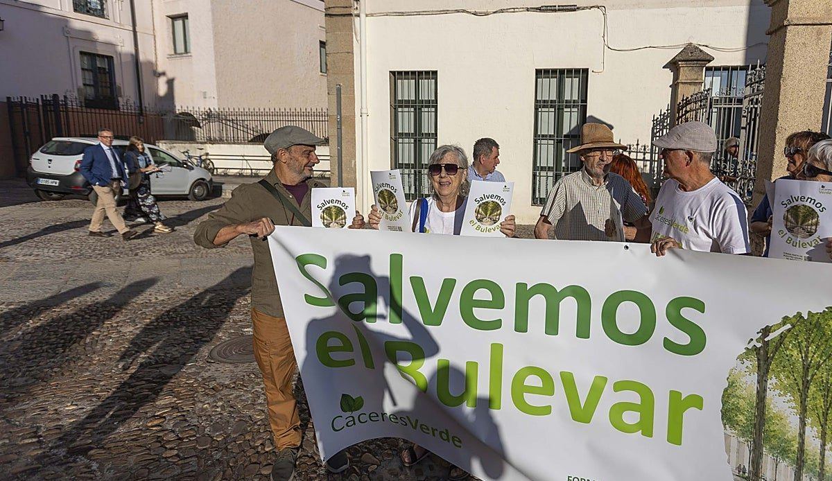 Vecinos y colectivos presionan al Ayuntamiento de Cáceres para salvar el bulevar de Virgen de la Montaña