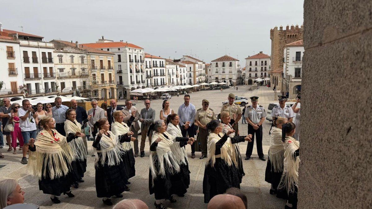 Cáceres tiñe Extremadura de magenta y azul: la candidatura a Capital Europea de la Cultura 2031 une a toda la región