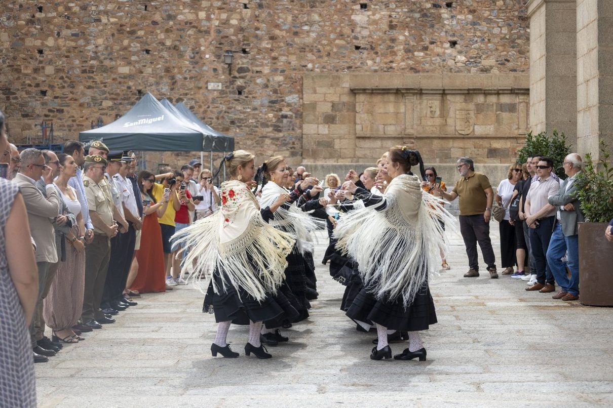 La Plaza Mayor de Cáceres se viste de gala para adelantar el Día de Extremadura con folclore y orgullo regional