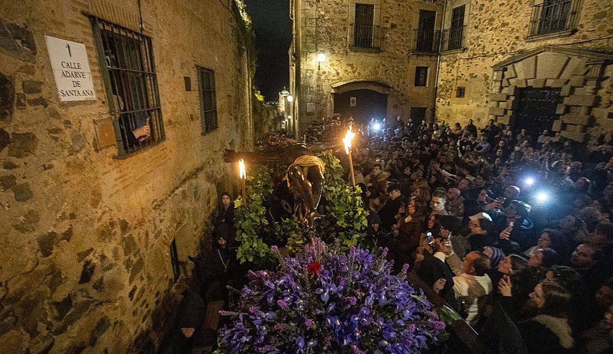 El Cristo Negro recorre este domingo la Ciudad Monumental de Cáceres en una procesión histórica por su 40 aniversario