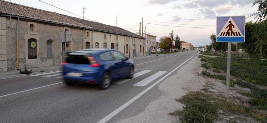 Dehesa Mayor lleva más de una década esperando que la Junta frene la velocidad en su travesía