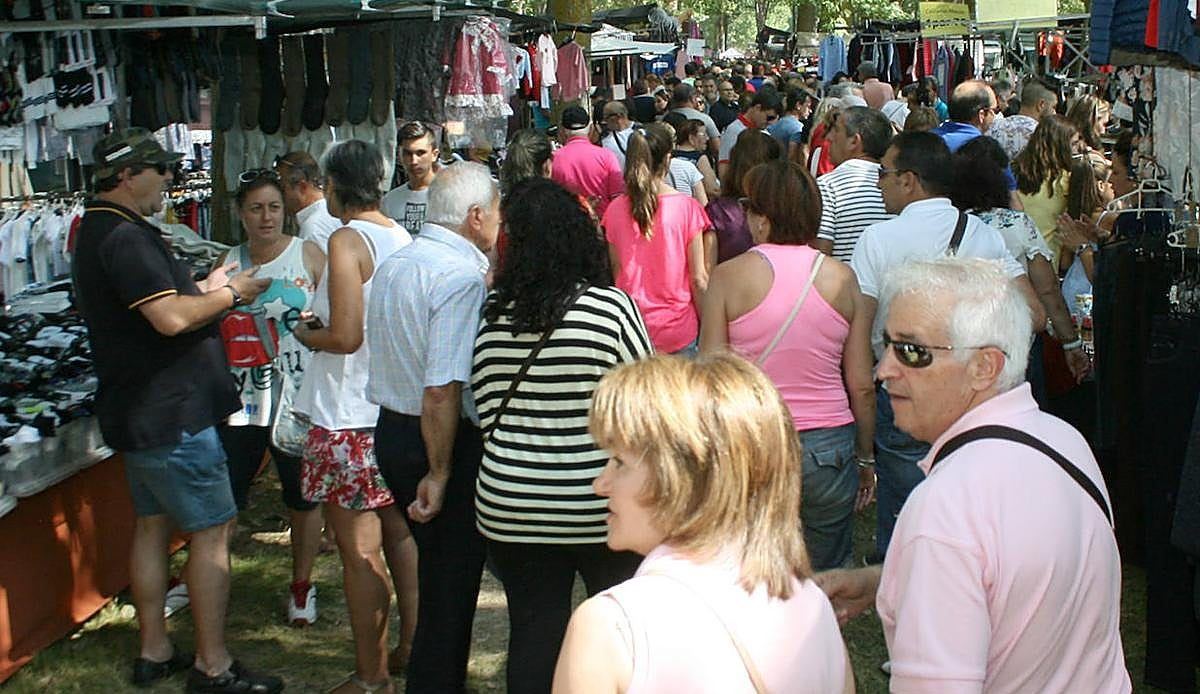 El mercadillo del Henar se convierte en cita ineludible con más de 160 puestos para la romería de la Virgen