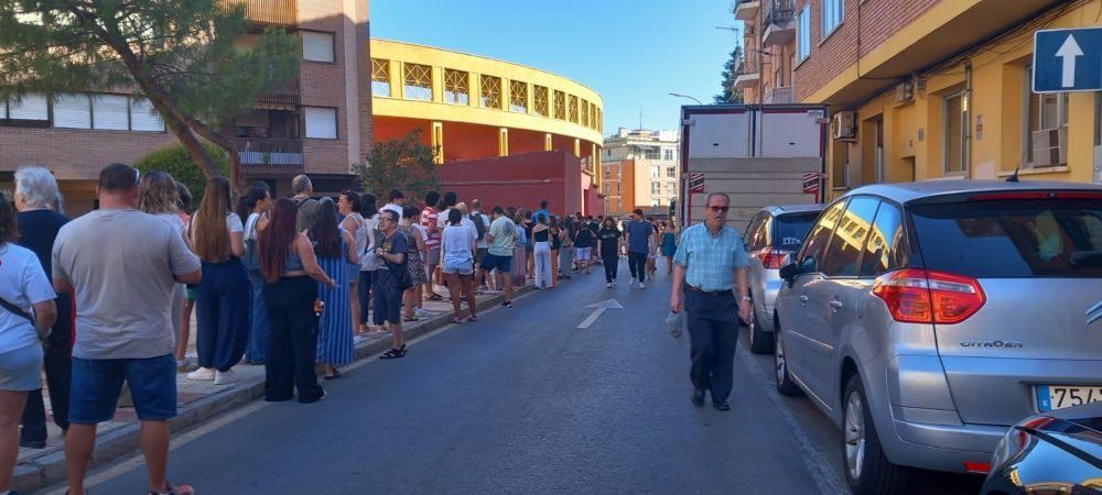 Largas colas y malestar vecinal marcan el caótico arranque del nuevo sistema de tickets para los encierros de Guadalajara