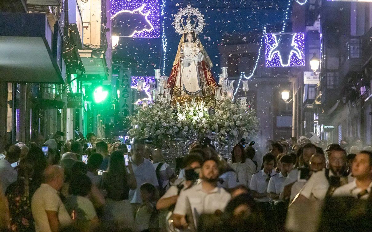 Guadalajara vuelca con su patrona: la procesión de la Virgen de la Antigua desborda las calles del casco histórico