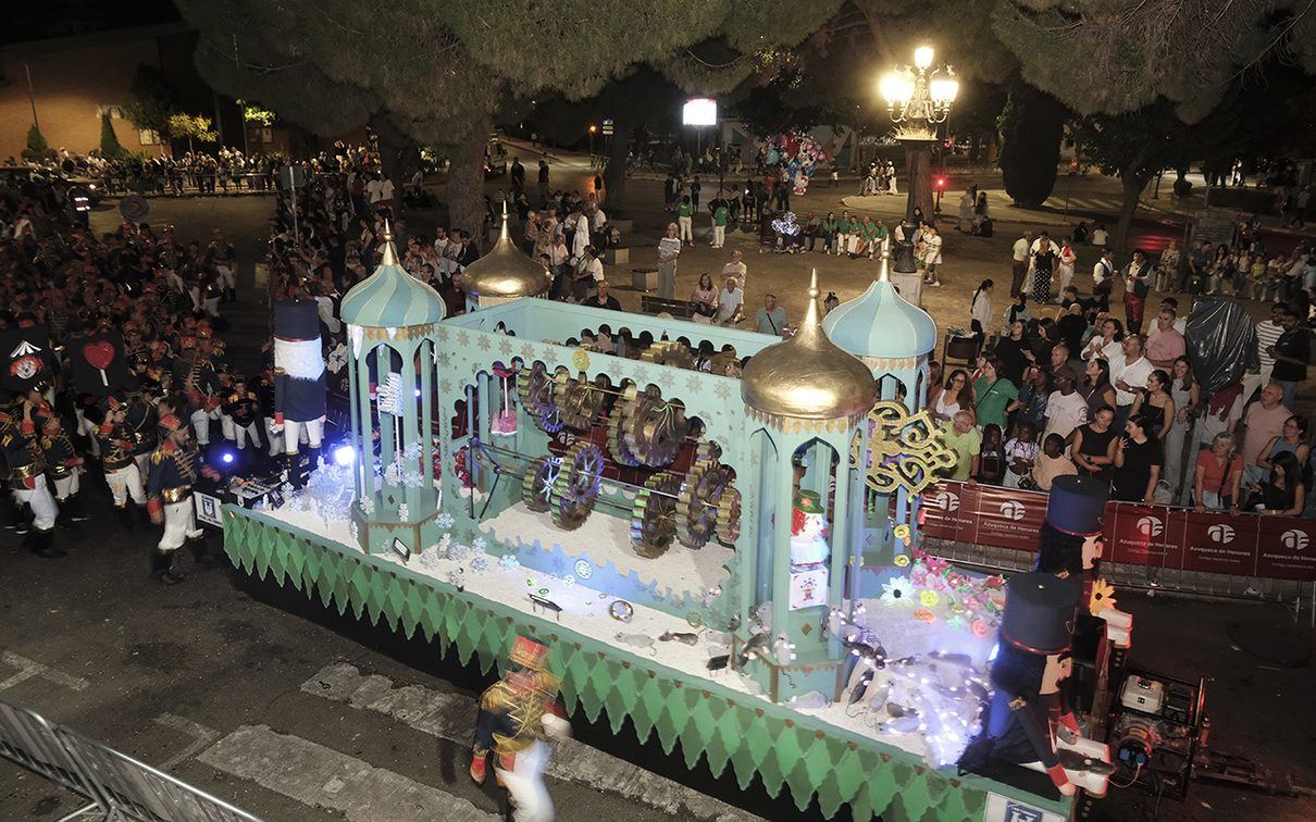 «El cascanueces y los cuatro reinos» lleva a la peña Las Torres al trono del Desfile de Carrozas de Azuqueca