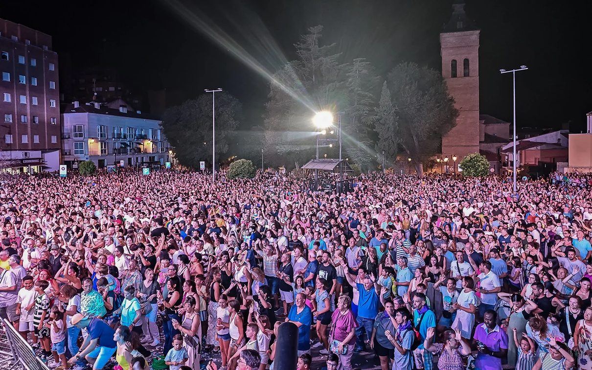 Más de 12.000 personas toman Santa María al ritmo de la Orquesta Panorama en la gran noche de las fiestas patronales
