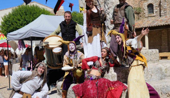 Fuentenovilla se viste de época y llena su Plaza Mayor de caballeros, música y magia medieval