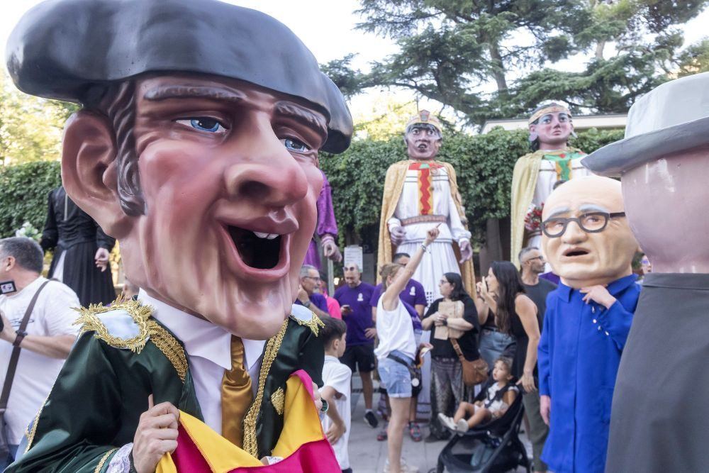 Guadalajara vive su primer gran día de fiesta con toros, gigantes y Hombres G en las calles