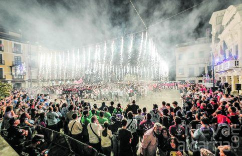 Las peñas toman la calle Mayor para cerrar unas Ferias y Fiestas de Guadalajara marcadas por la convivencia