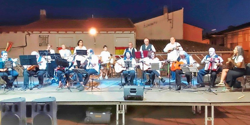 El folclore toma la Plaza del Auditorio de El Casar en una noche para el recuerdo