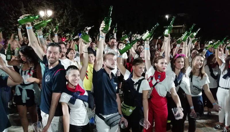 Azuqueca de Henares desafía su propio récord mundial de escanciado de sidra esta tarde en el Recinto Ferial