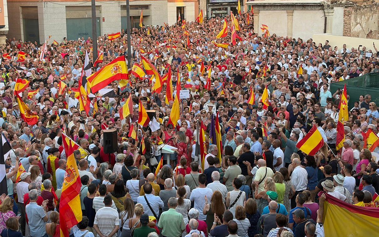 Diez mil vecinos de Guadalajara toman la Plaza Mayor y lanzan un mensaje claro: Ceuta es España