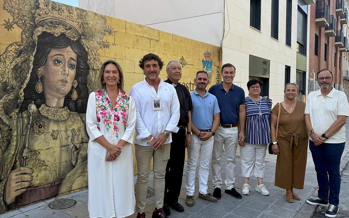 La patrona de Guadalajara toma las calles: un mural de gran formato inmortaliza a la Virgen de la Antigua en pleno centro