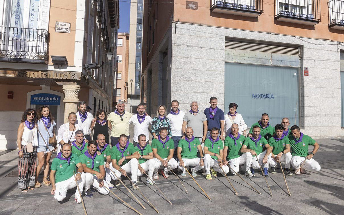 Guadalajara graba en piedra siete siglos de encierros: una placa en la Plaza Mayor inmortaliza el regreso de las reses al cen