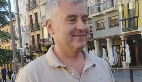 El concejal de Urbanismo defiende la gasolinera junto al Puente Árabe y pide la dimisión del exalcalde Rojo