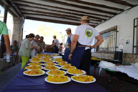 Pareja llena los platos de paella para ayudar a los ganaderos de la Sierra Norte arrasados por el fuego