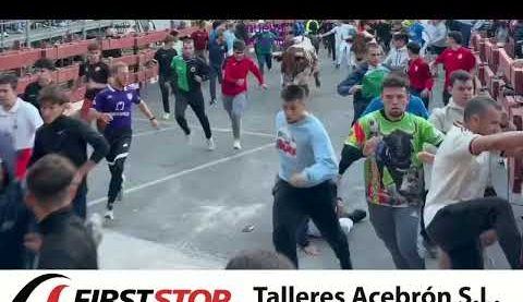 Un toro rezagado y varias caídas tiñen de emoción el tercer encierro de las Ferias de Guadalajara